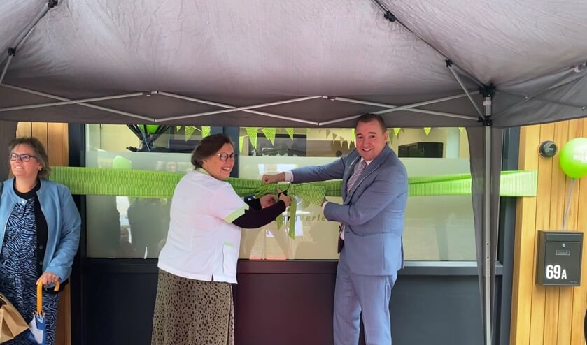 Burgemeester Dijksterhuis en verpleegkundige Arda Kooijman openen het nieuwe kantoor.