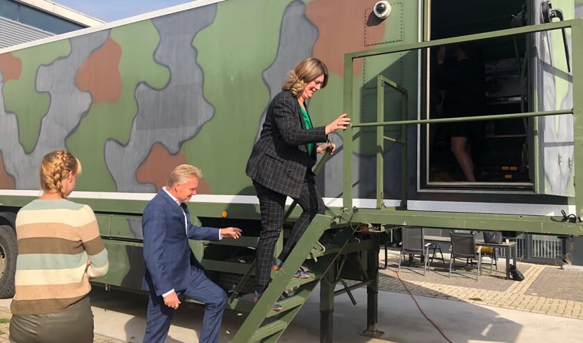 De burgemeesters betreden de escape room.