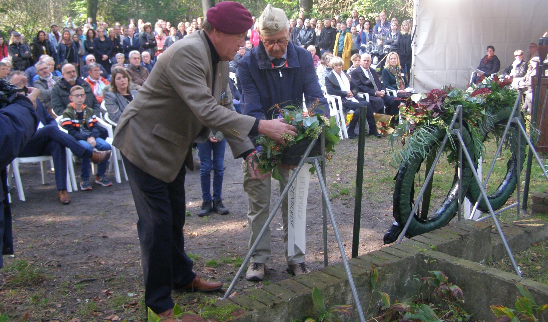 Veteranen uit de gemeente Zundert leggen voor de eerste keer een krans tijdens de herdenking.