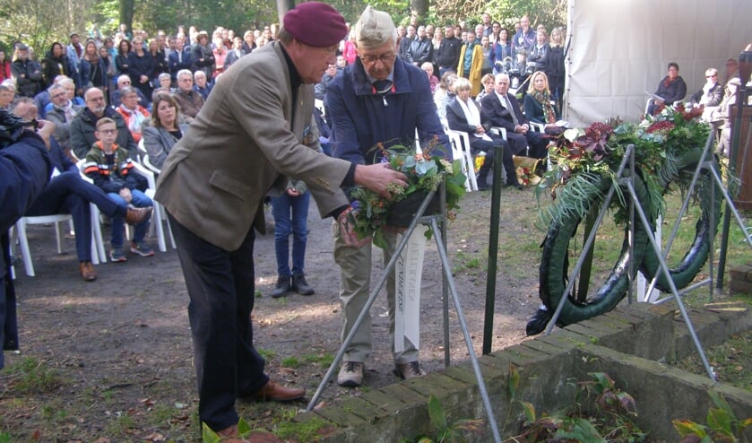 <p>Veteranen uit de gemeente Zundert leggen voor de eerste keer een krans tijdens de herdenking.</p>