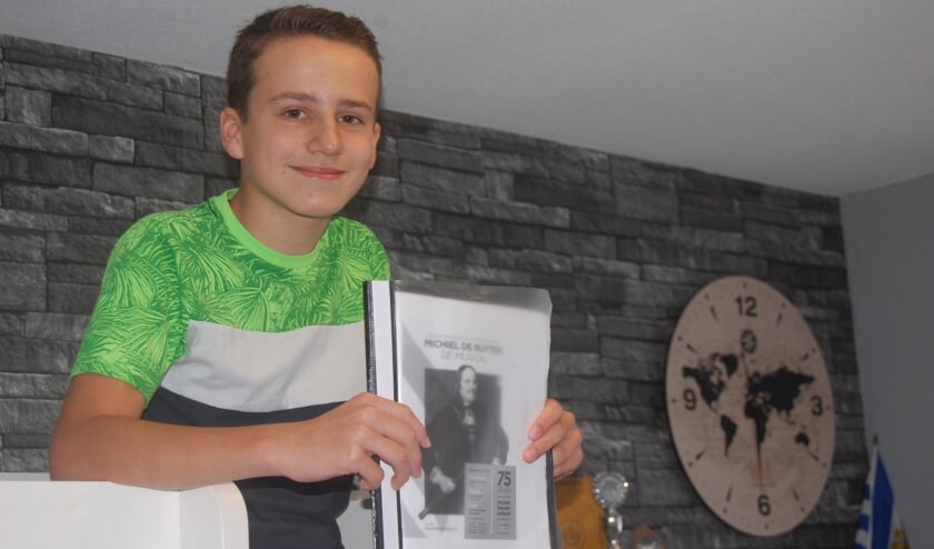 <p>Jari van Nieuwenhuijzen (12) is het jongste lid van Muziektheater Zeeland.</p>