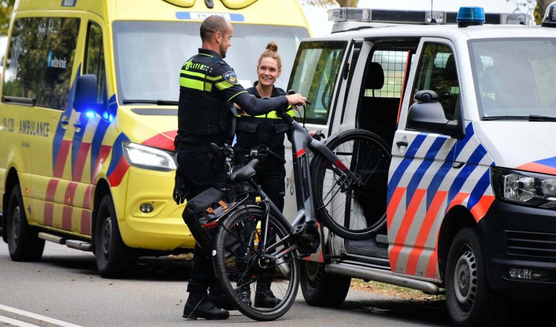 De politie laadt de fiets van het slachtoffer in een busje