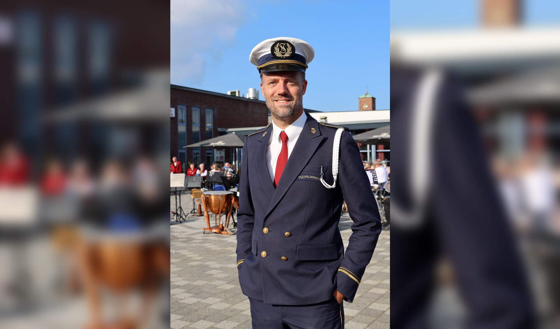 Voorzitter Ivo Krijnsen poseert graag nog een keer met het oude uniform van de muziekvereniging