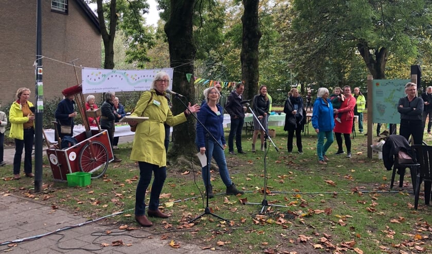 <p>Kim en Marie-Louise, initiatiefnemers van de plukroute, openen het Hasselbraampark</p>