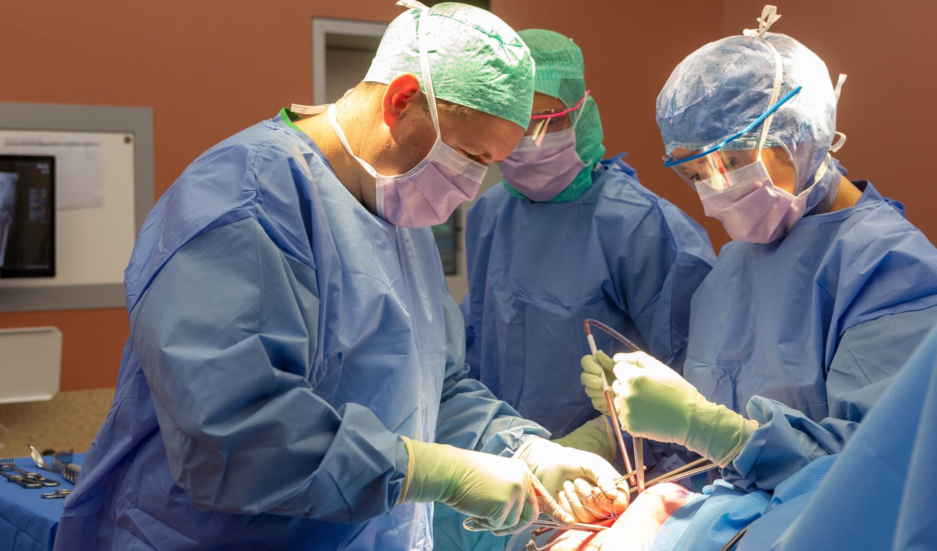 Orthopedisch chirurg Jean-Paul van Kollenburg plaatst met zijn OK-team een kunstheup. 