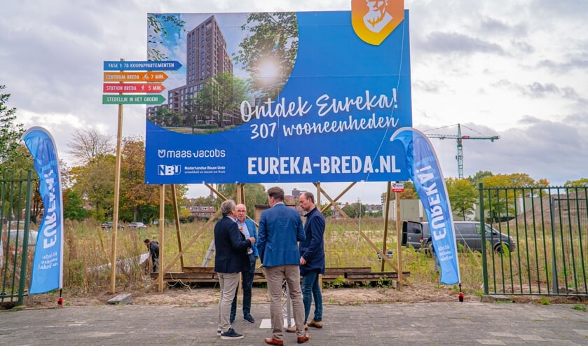 <p>Wethouder Paul de Beer en wethoduer Daan Quaars onthullen het bouwbord van EUREKA! Breda</p>  