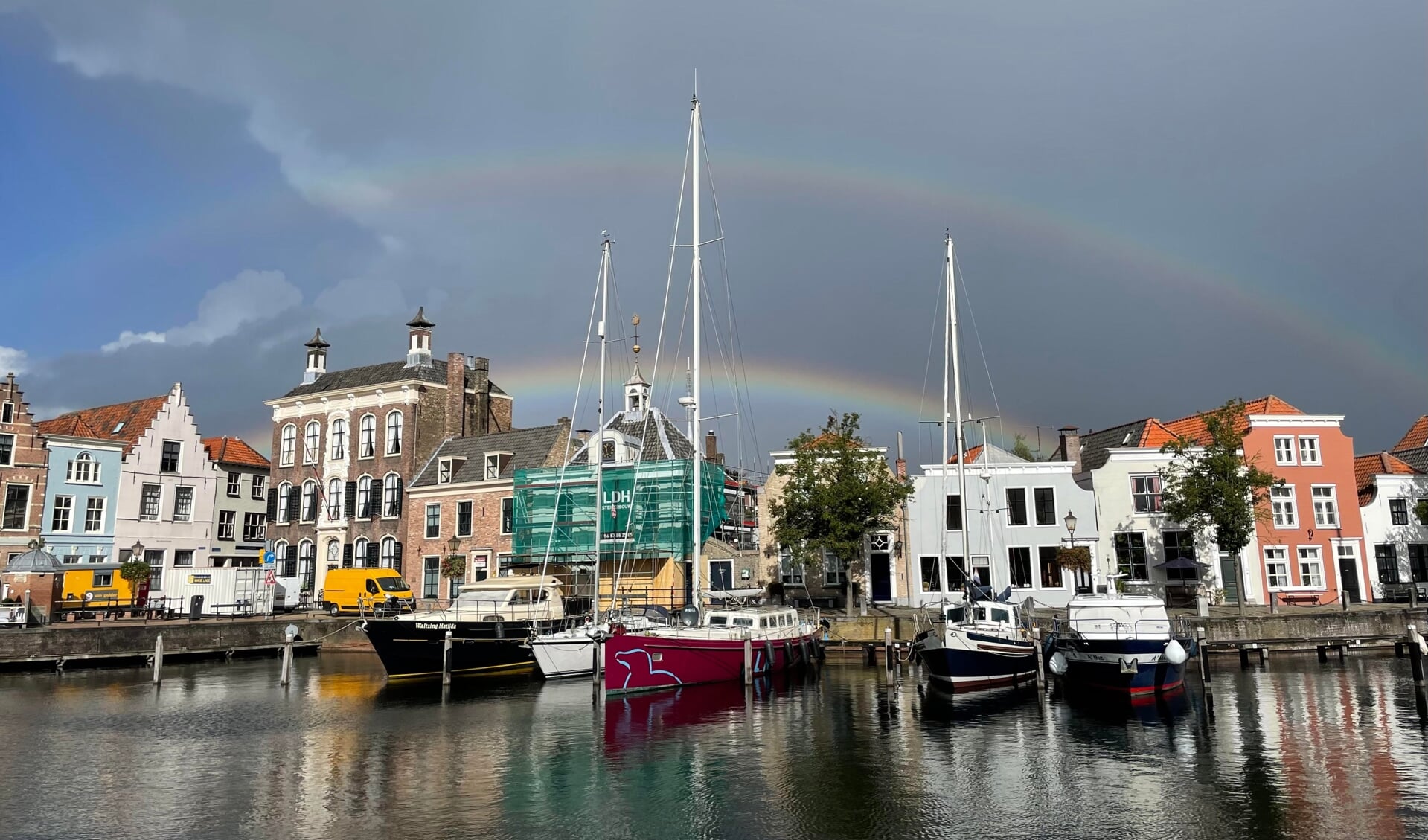 Een dubbele regenboog boven de stadshaven van Goes.