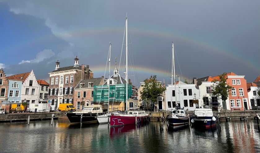 <p>Een dubbele regenboog boven de stadshaven van Goes.</p>
