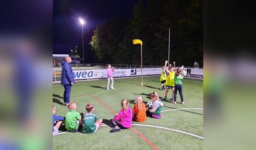 <p>Tim van den Berg van 'Spelenderwijs Verbeteren' legt een spelvorm uit.</p>