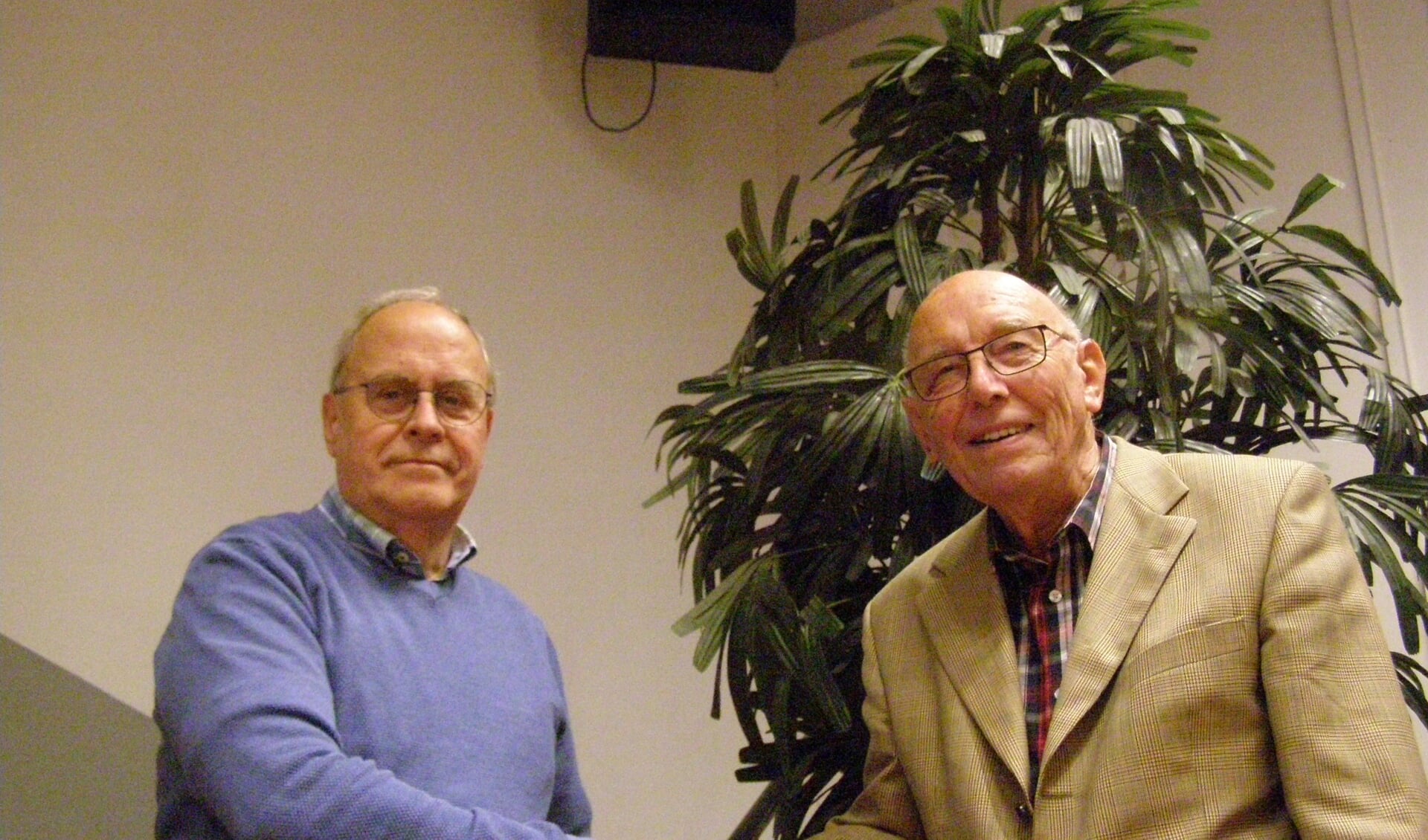 Harry van den Enden (links) en afdelingsvoorzitter Gerard Kuypers.