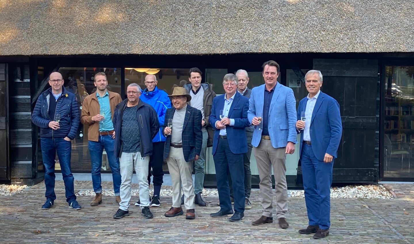 Nieuwe en scheidende bestuursleden van Stichting Boerderij De Pekhoeve met wethouder De Beer voor de gerestaureerde Karkooi in Ulvenhout