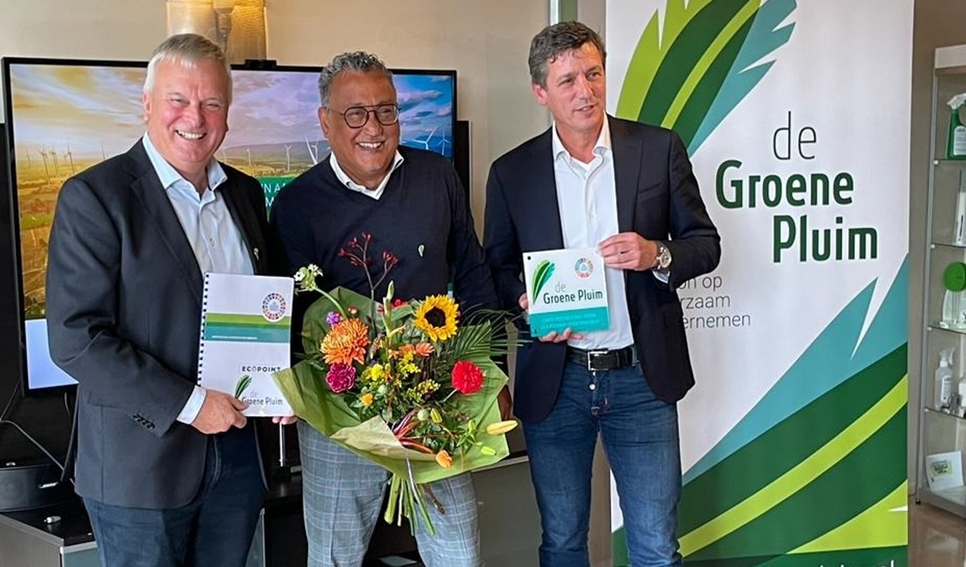 Peter van den Eijnden (voorzitter De Groene Pluim, Ferry Samuels (directeur Eco-point) en Jacco Vonhof (voorzitter MKB)