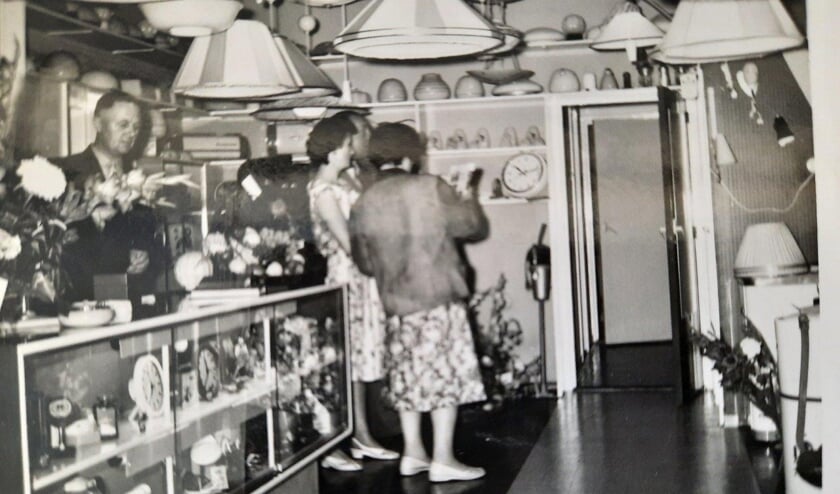 Een nostalgische foto van de winkel van Suurmond in de Kanaalstraat in Oost-Souburg.