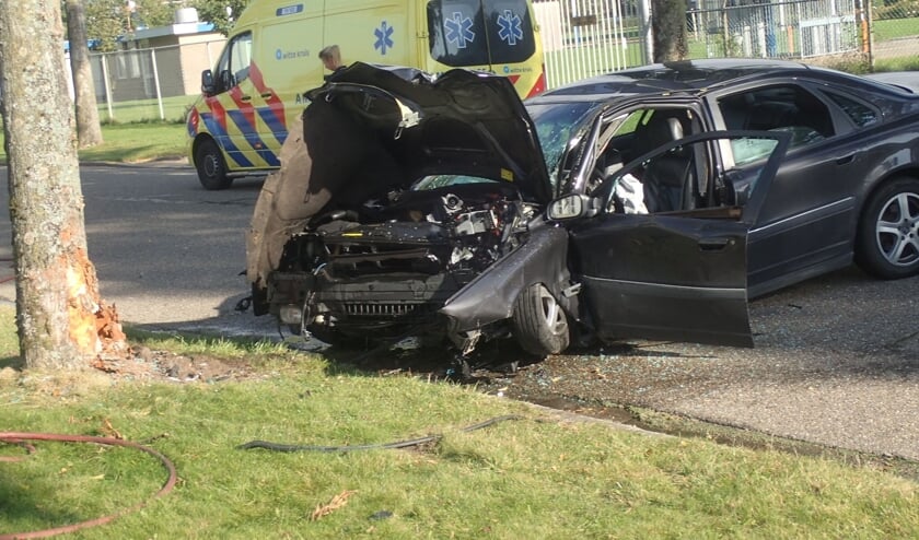 De auto liep flinke schade op bij het ongeval.