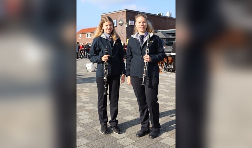 <p>Moeder en dochter Els en Yora Martijn spelen klarinet bij Scheldegalm.</p>