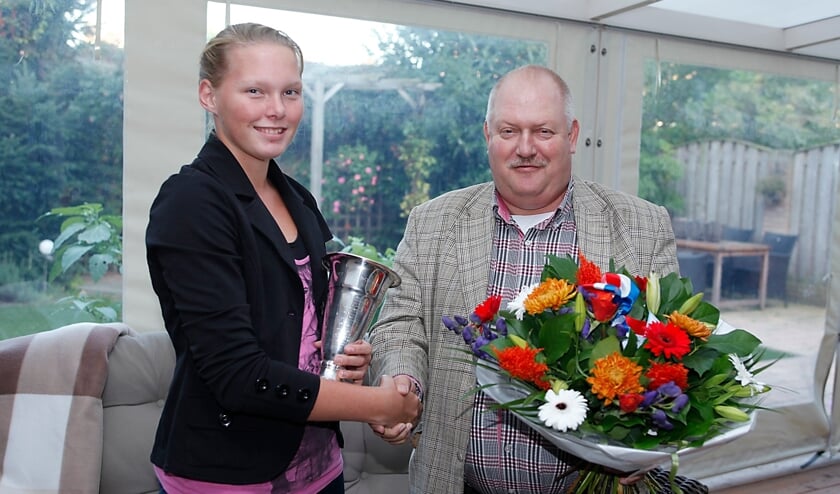 Vic Huijgens in 2011 met jeugdtenniskampioen Kelly Versteegh.