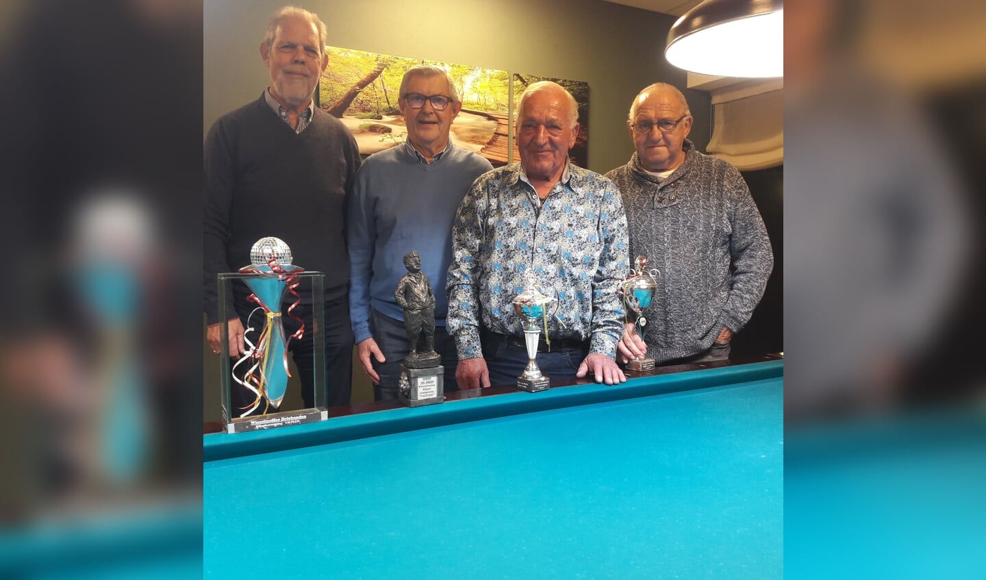 De trotse winnaars met hun gewonnen prijzen.