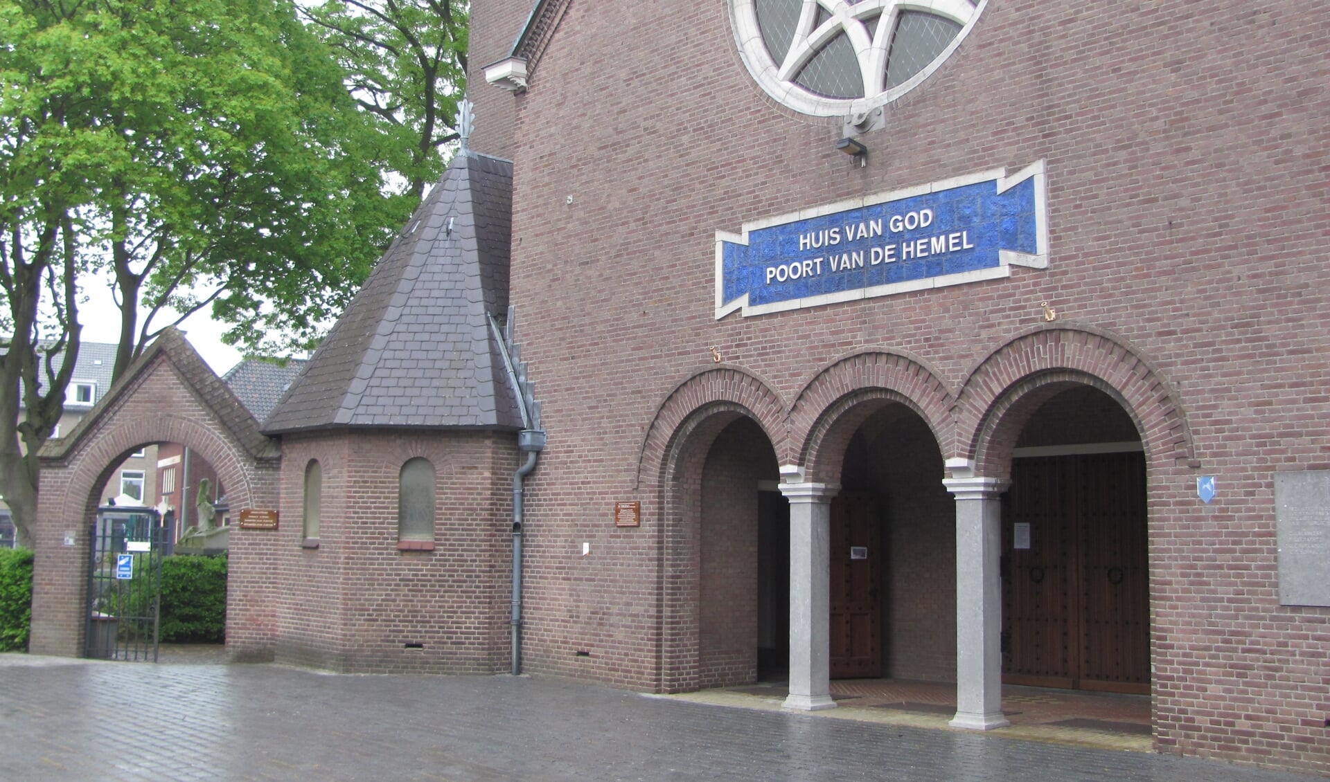 Entree van de Sint Trudokerk in Zundert.