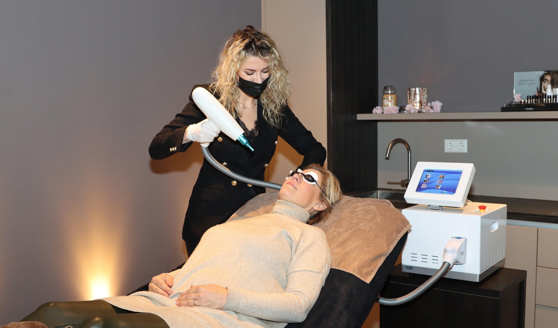 Celine Verschuure kan met haar nieuwe laserapparaat verschillende behandelingen uitvoeren.