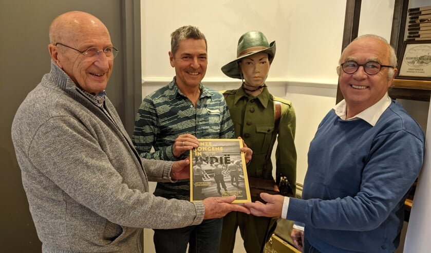 Jan van Elzakker, Hans van den Akker van museum Bronbeek en Louis Minnebach overhandigen het boek.  