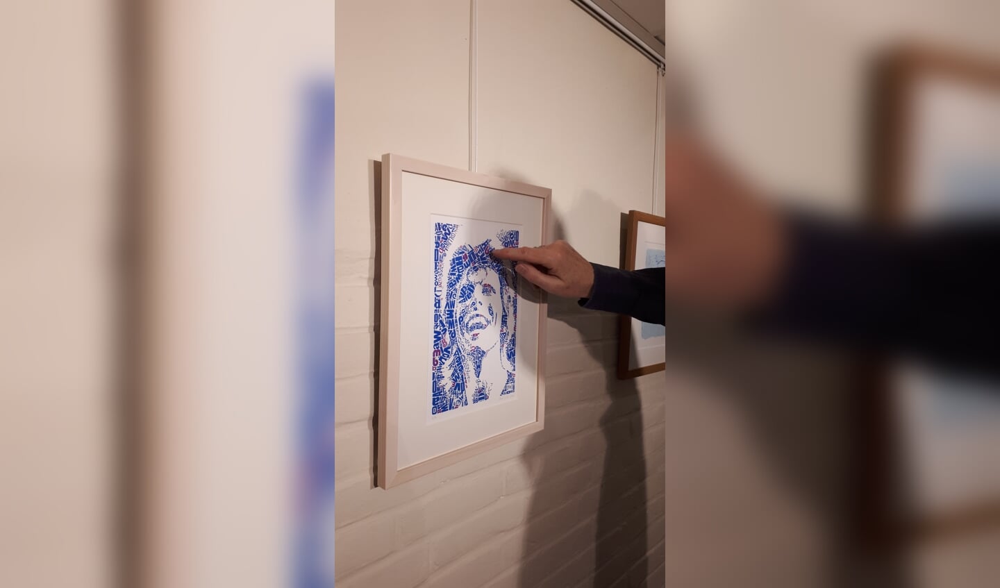 Huub Smits wijst in de Drvkkerij naar details in zijn David Bowie portret