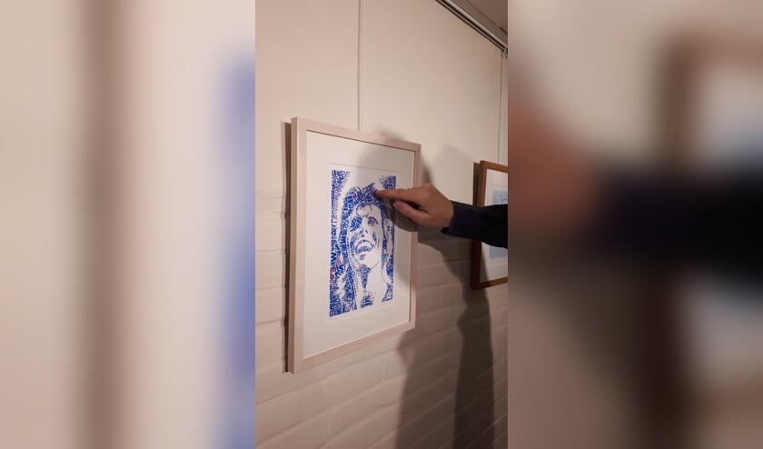 Huub Smits wijst in de Drvkkerij naar details in zijn David Bowie portret