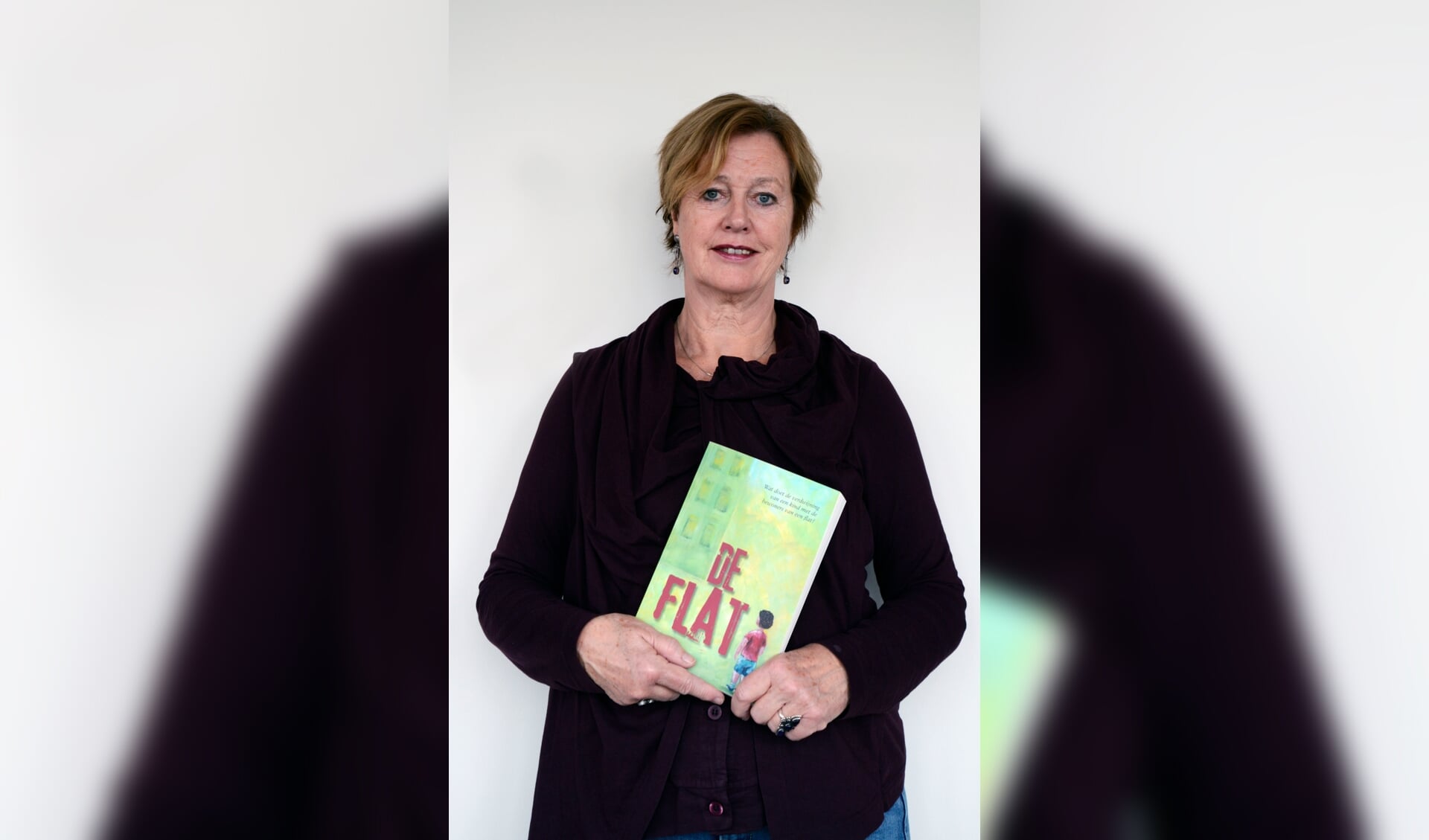 Anneke Timmer met haar boek 'De Flat'