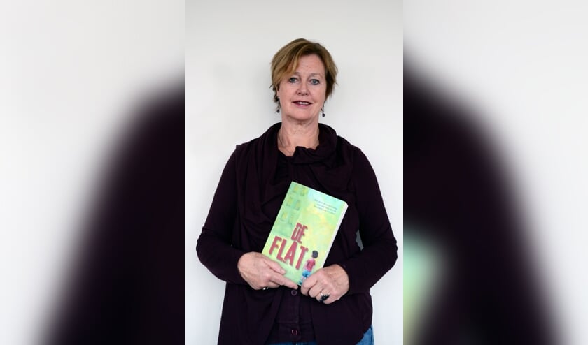Anneke Timmer met haar boek 'De Flat'