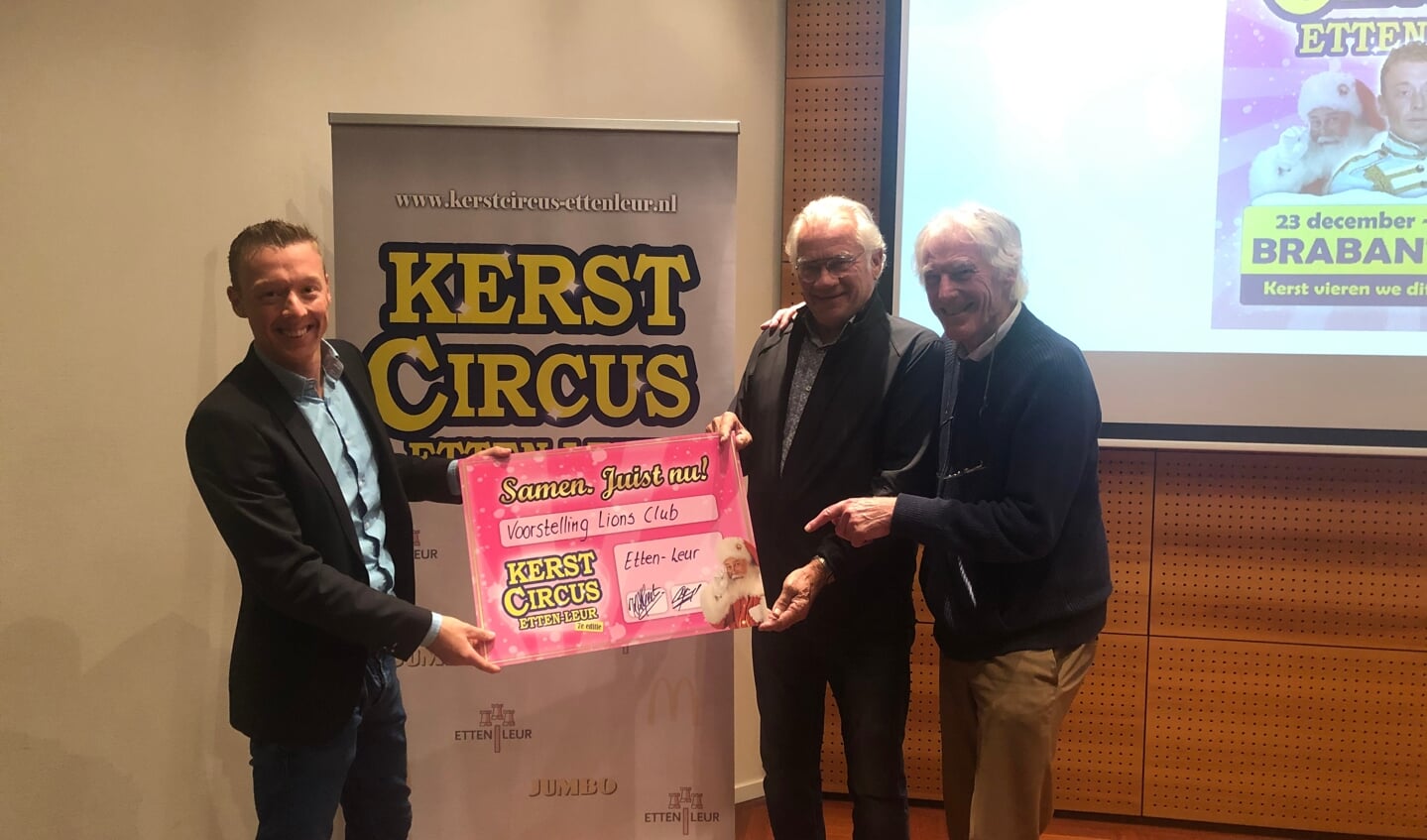 Lions Club overhandigt een cheque aan circusdirecteur Kevin van Geet