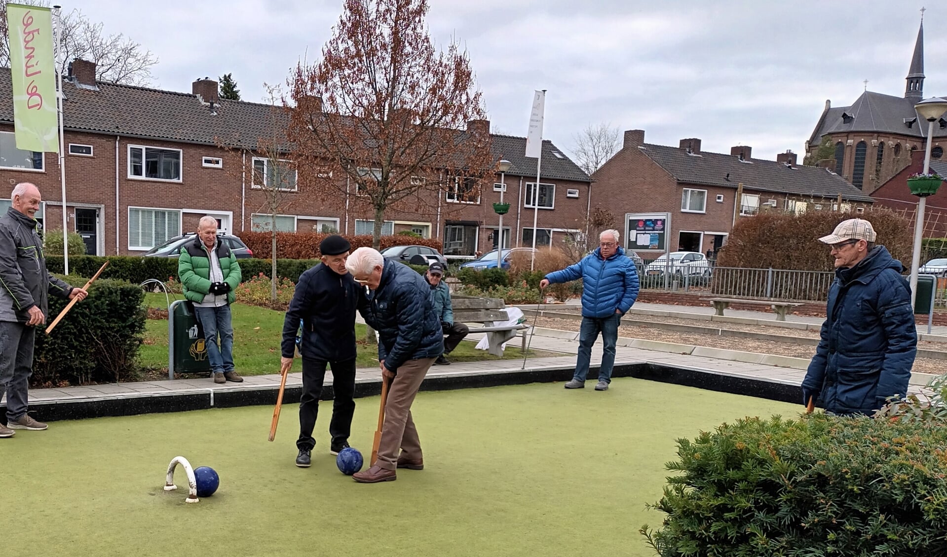 Mart van den Enden (middenvoor) krijgt, met succes, instructies van Martien de Jong!