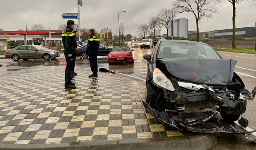 De auto's raakten zwaar beschadigd.