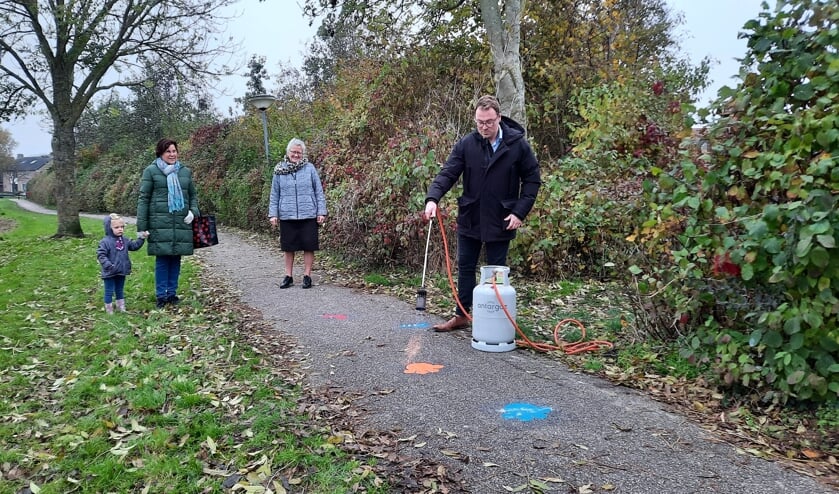 <p>Wethouder Van Leeuwen brandt in aanwezigheid van de natuurouders, Jij op Tholen enStichting Landschapsbeheer Zeeland één van de berenpoten als markering van de route. </p>