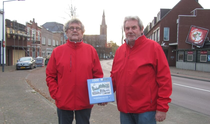 <p>Dorpsgidsen Ad de Klerk (l) en Piet Utens presenteren de puzzel 'Rijsbergen, ons dorpje'.</p>