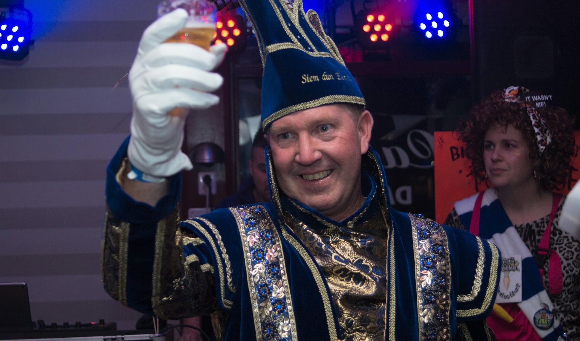 Prins Siem dun Eerste toast op Carnaval 2022.