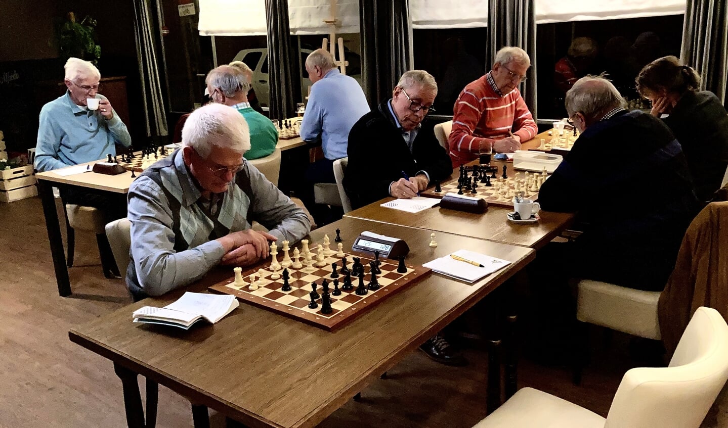 Op de voorgrond Tjeu Grubben en rechts de voorzitter Piet van Putten.