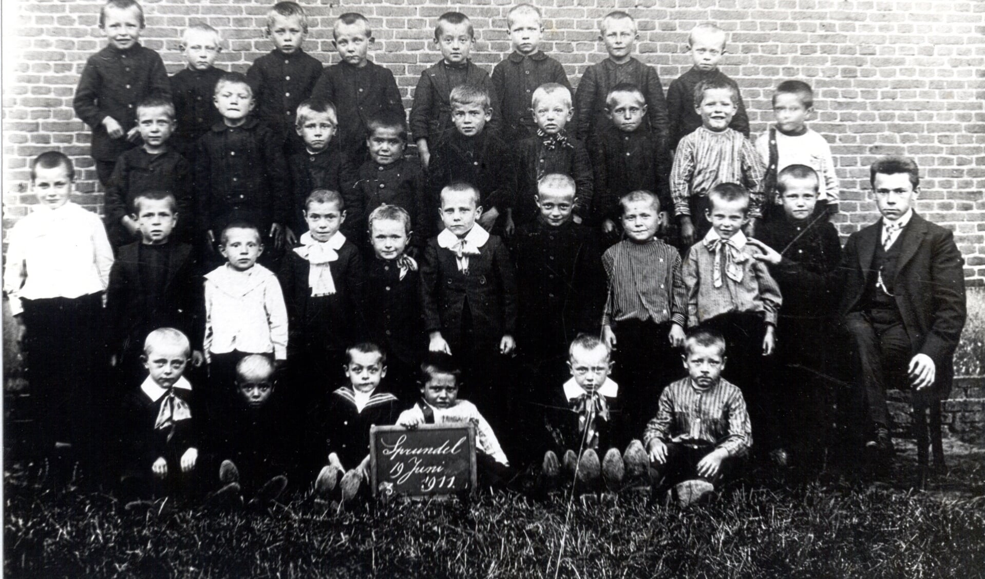 St. Janschool in 1911 met Meester Bastiaansen.