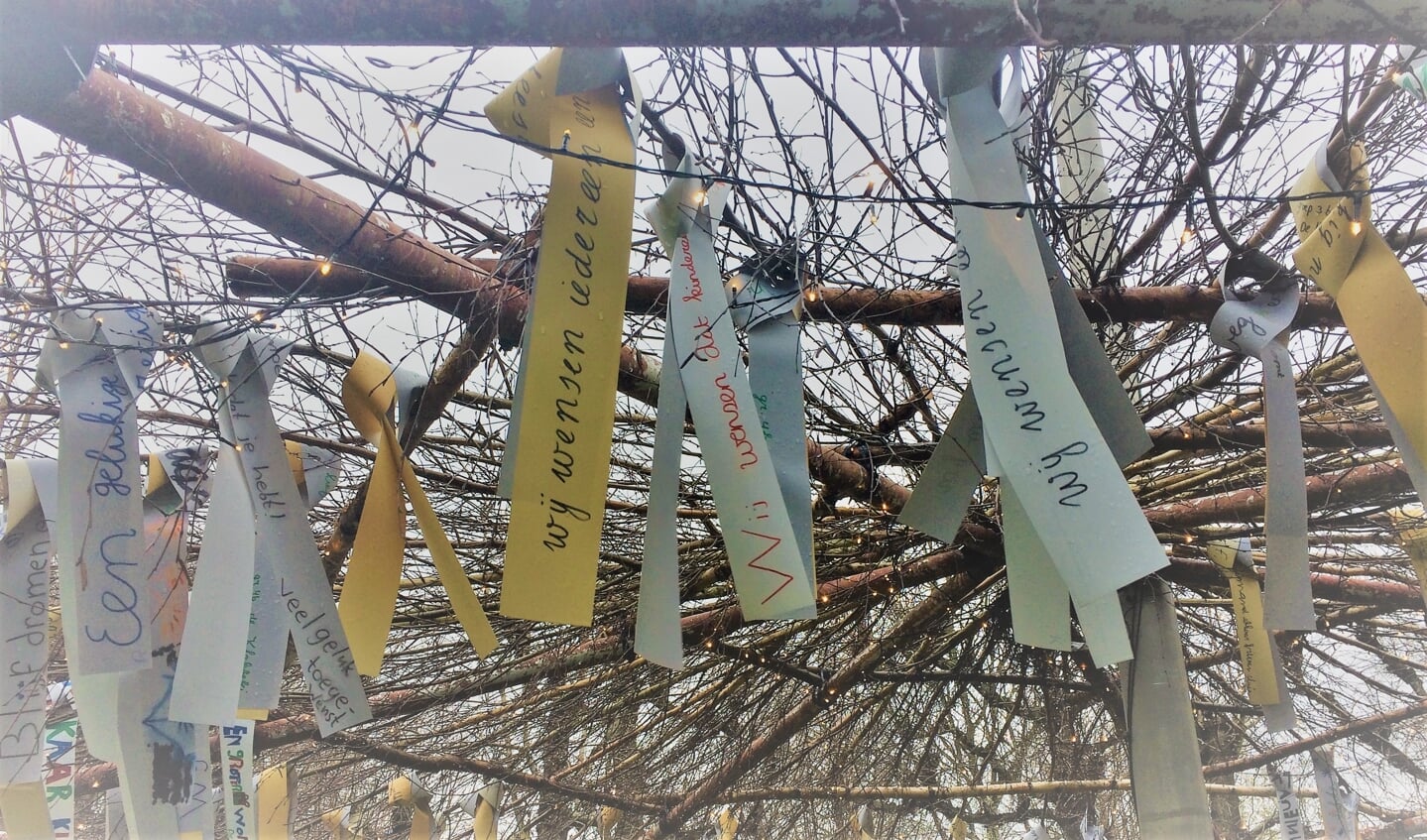 Vorig jaar werden er ruim 100 linten in de wens- en gedachtenboom opgehangen.