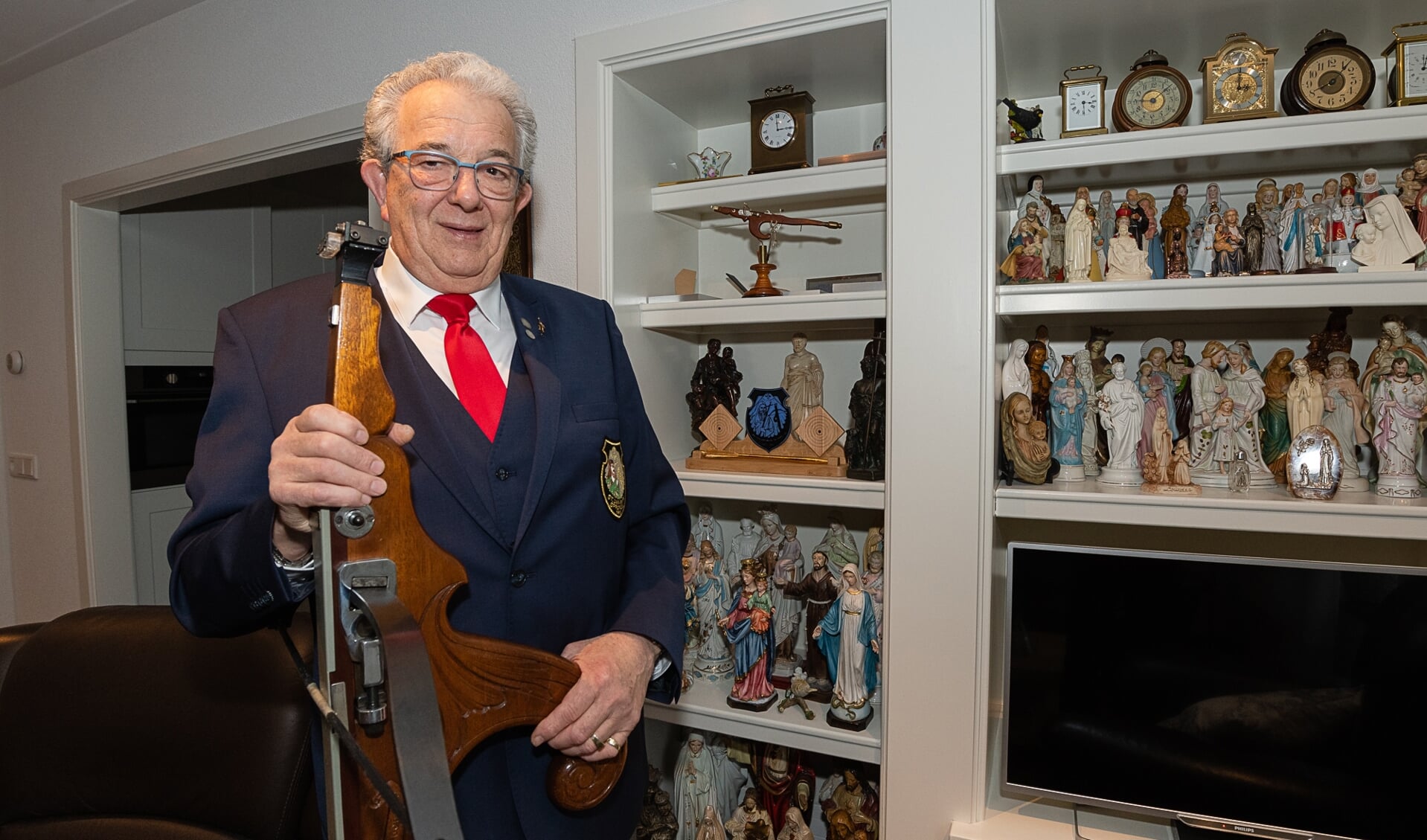 Vanwege zijn 50-jarig jubileum ontving Jan Vergouwen een met bladgoud vergulde pijl.
