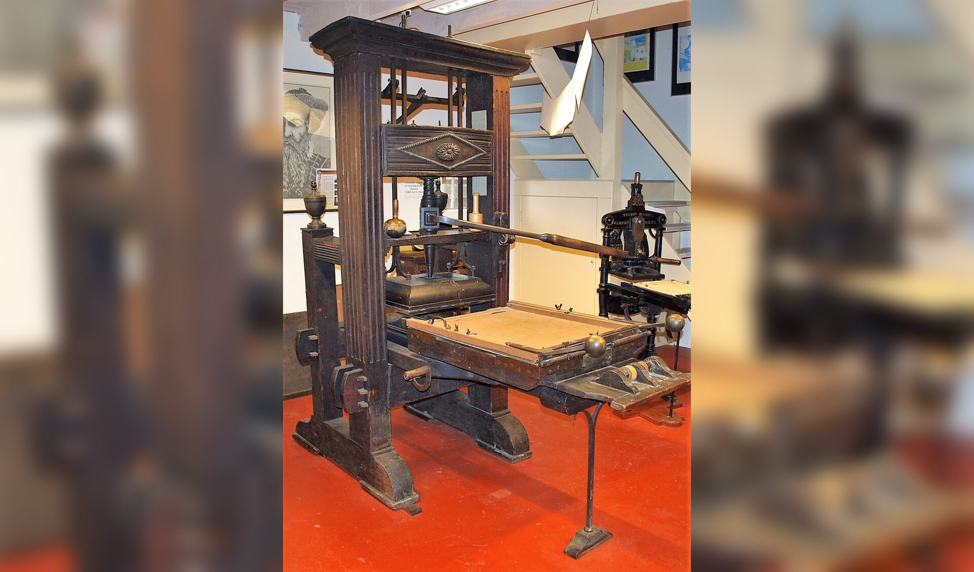 De houten drukpers uit 1760.