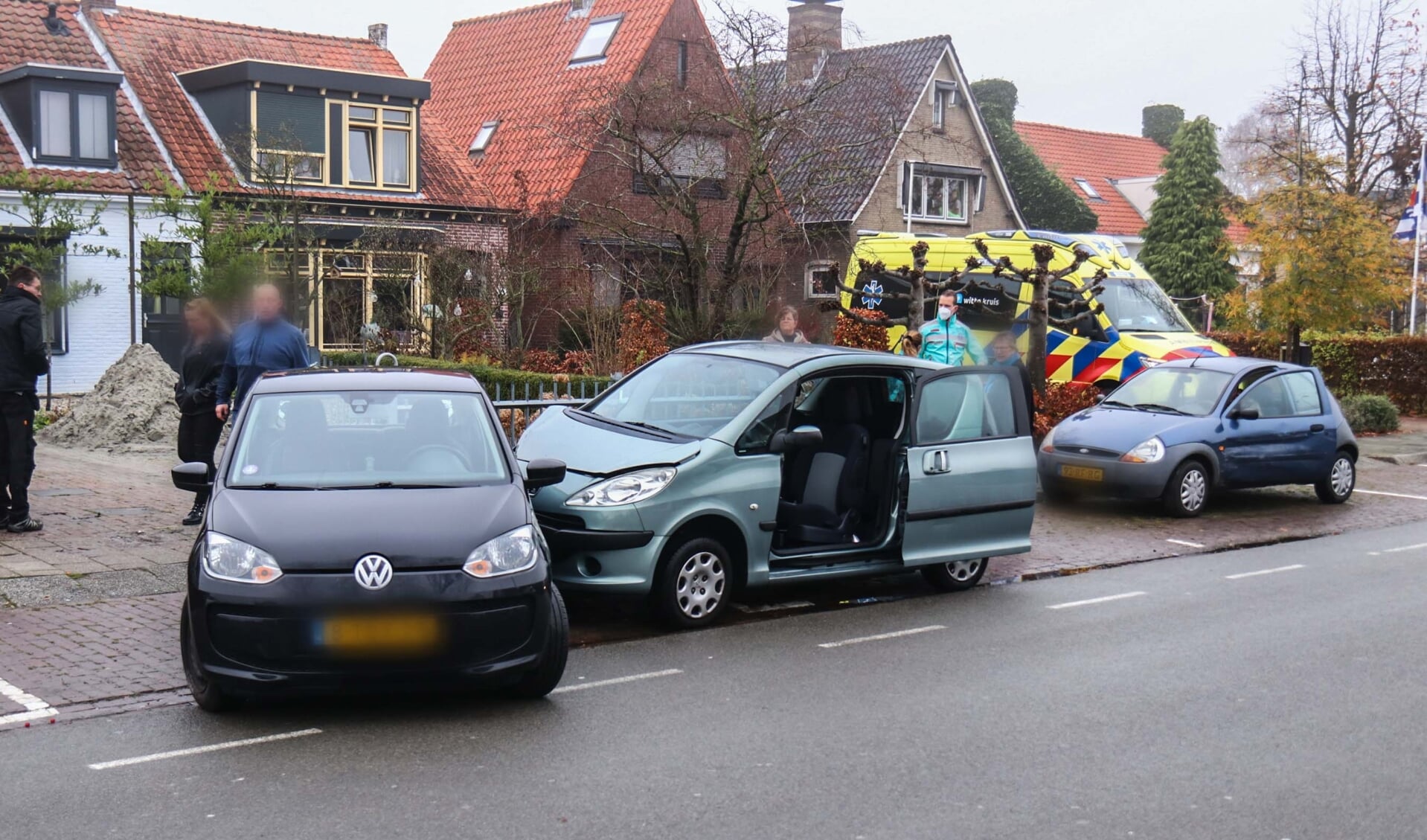 Een auto verliet de uitrit. 