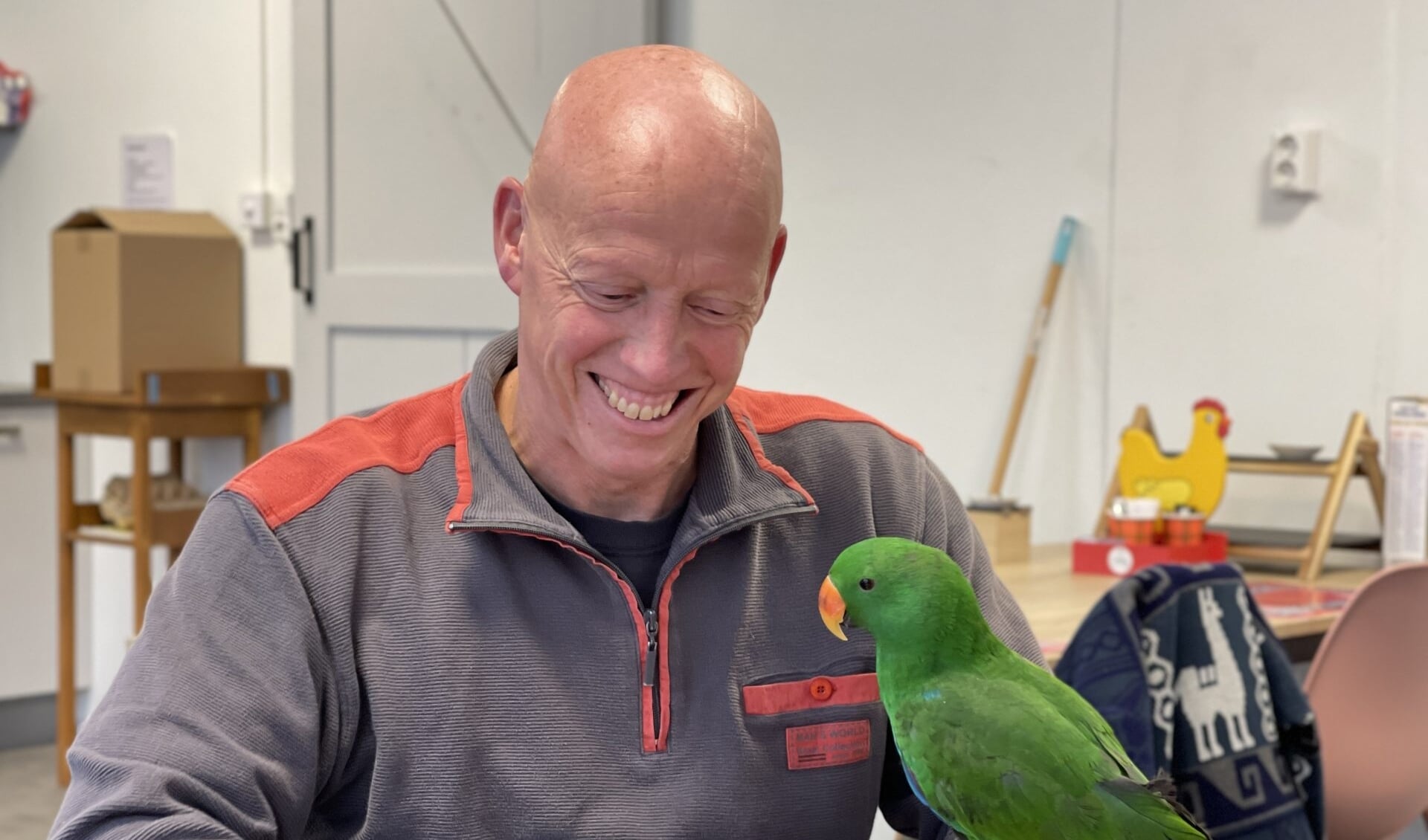 Johan Francke van de ZB met een papegaai van De Klepperhoeve