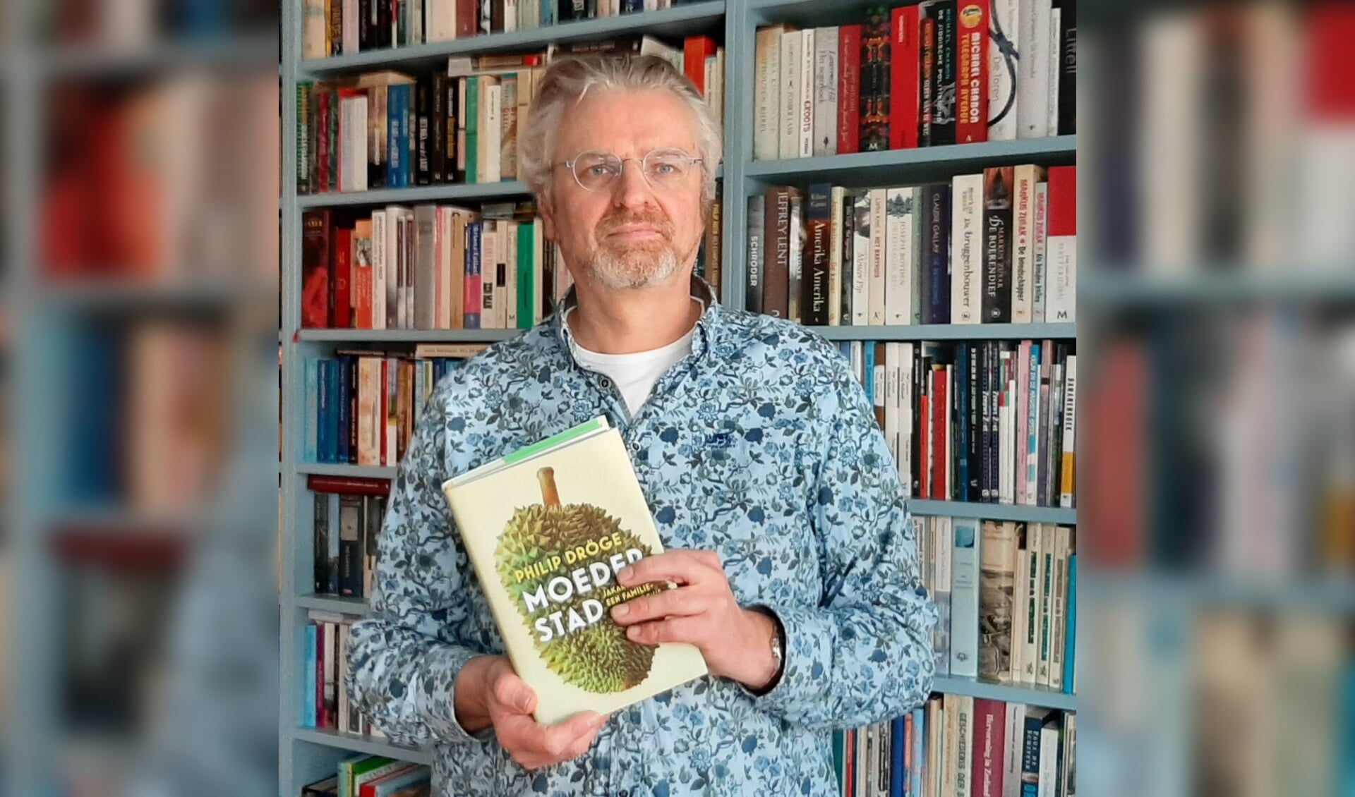 Anthoni Fierloos met het boek van Philip Dröge. 