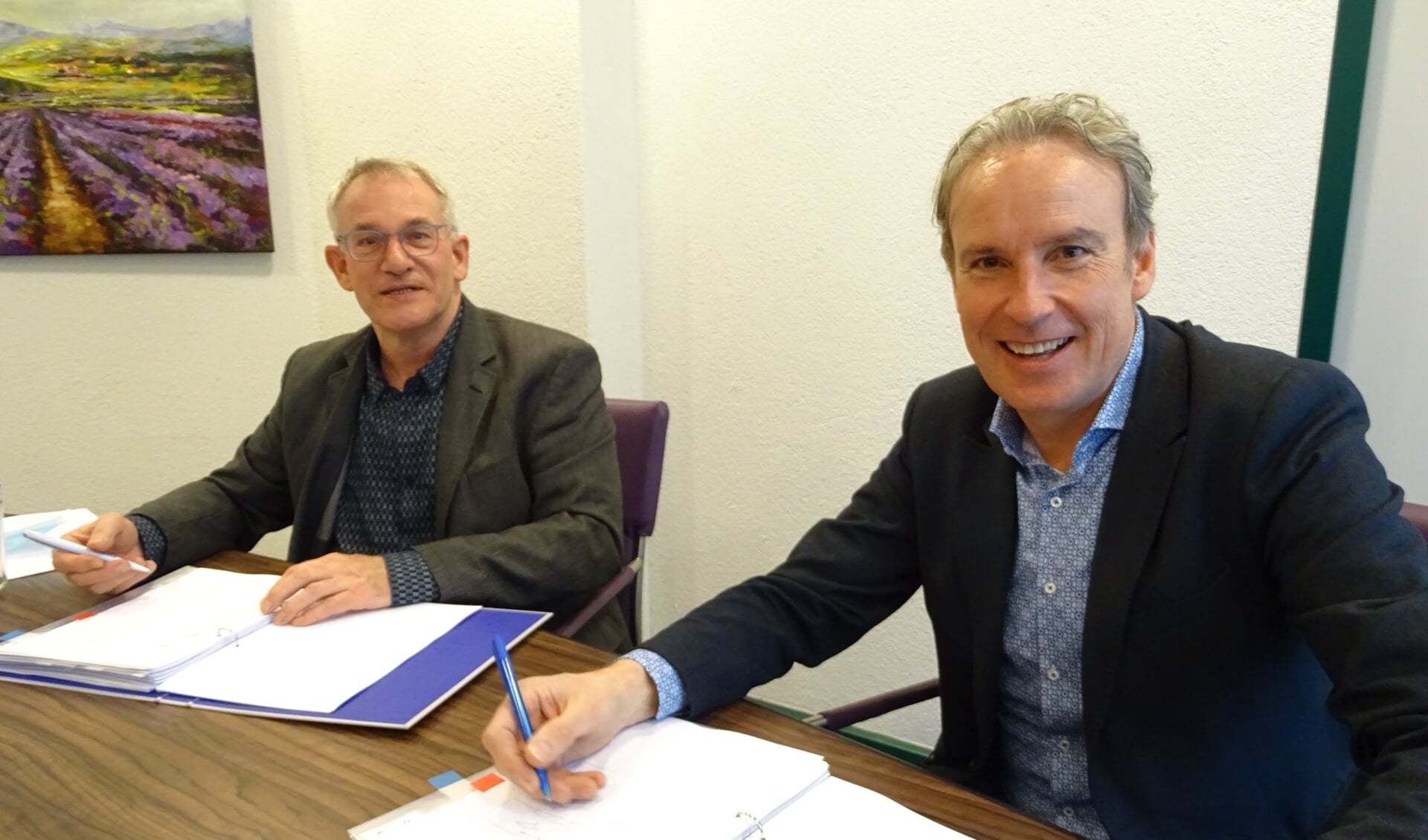 Jan Oprins (l) en Kees van den Buijs zetten hun handtekeningen onder de overeenkomst.