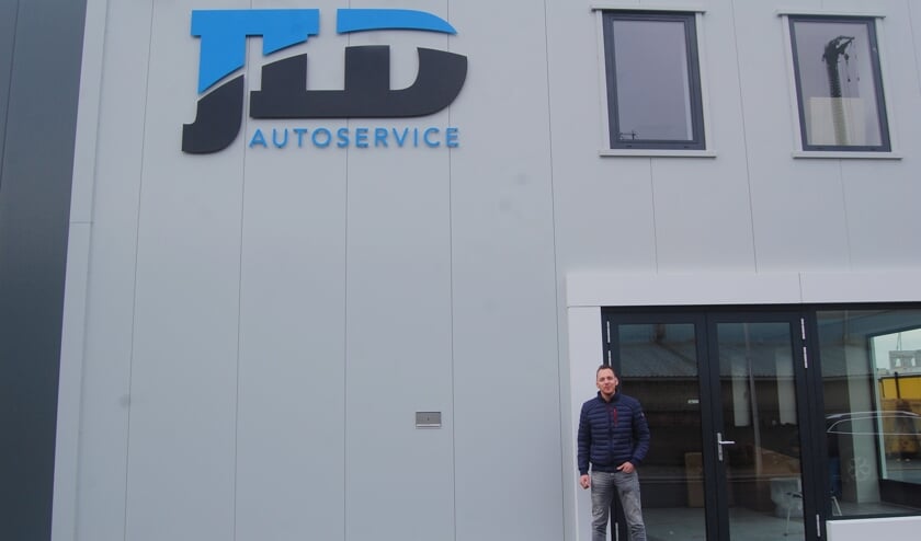 Kees Boot van JLD Autoservice bij het nieuwe pand.