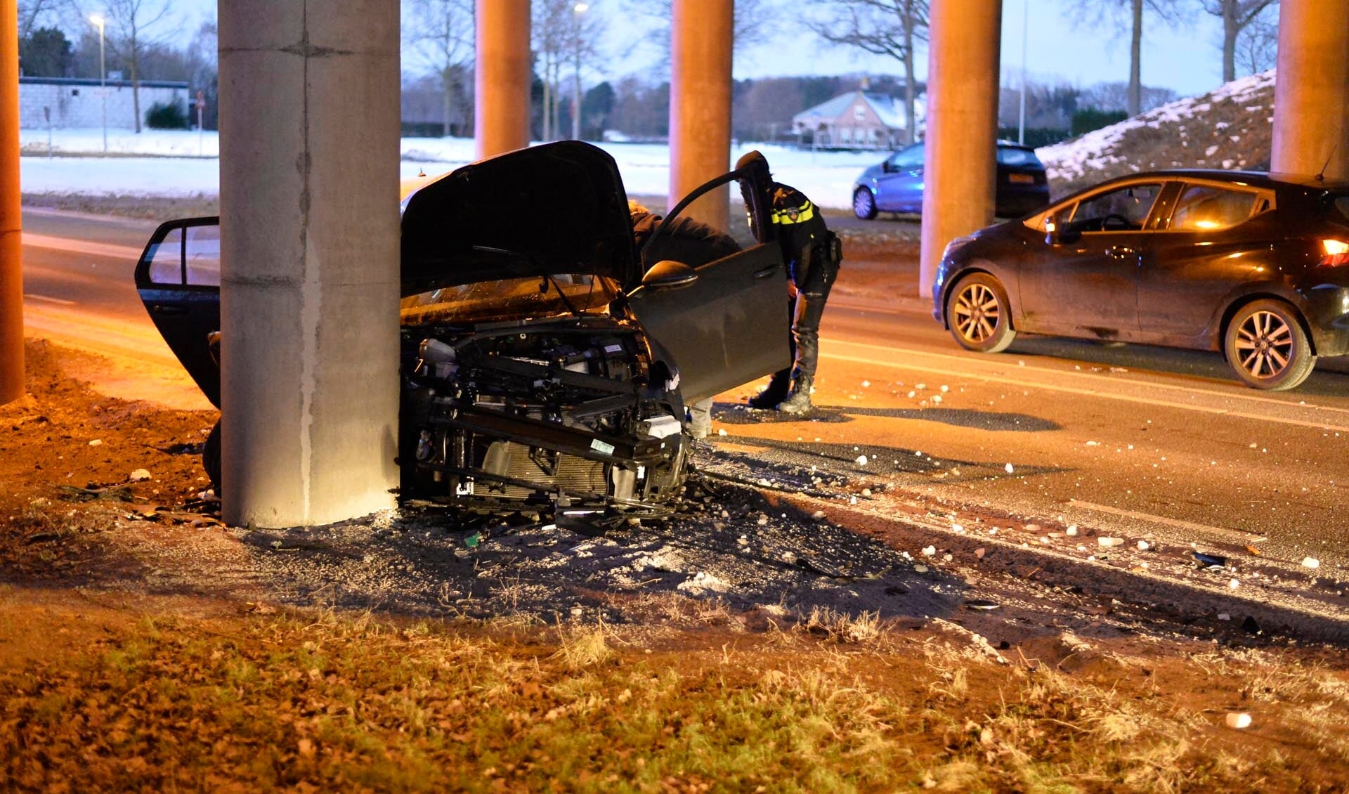 De auto raakt zwaar beschadigd bij het ongeval.