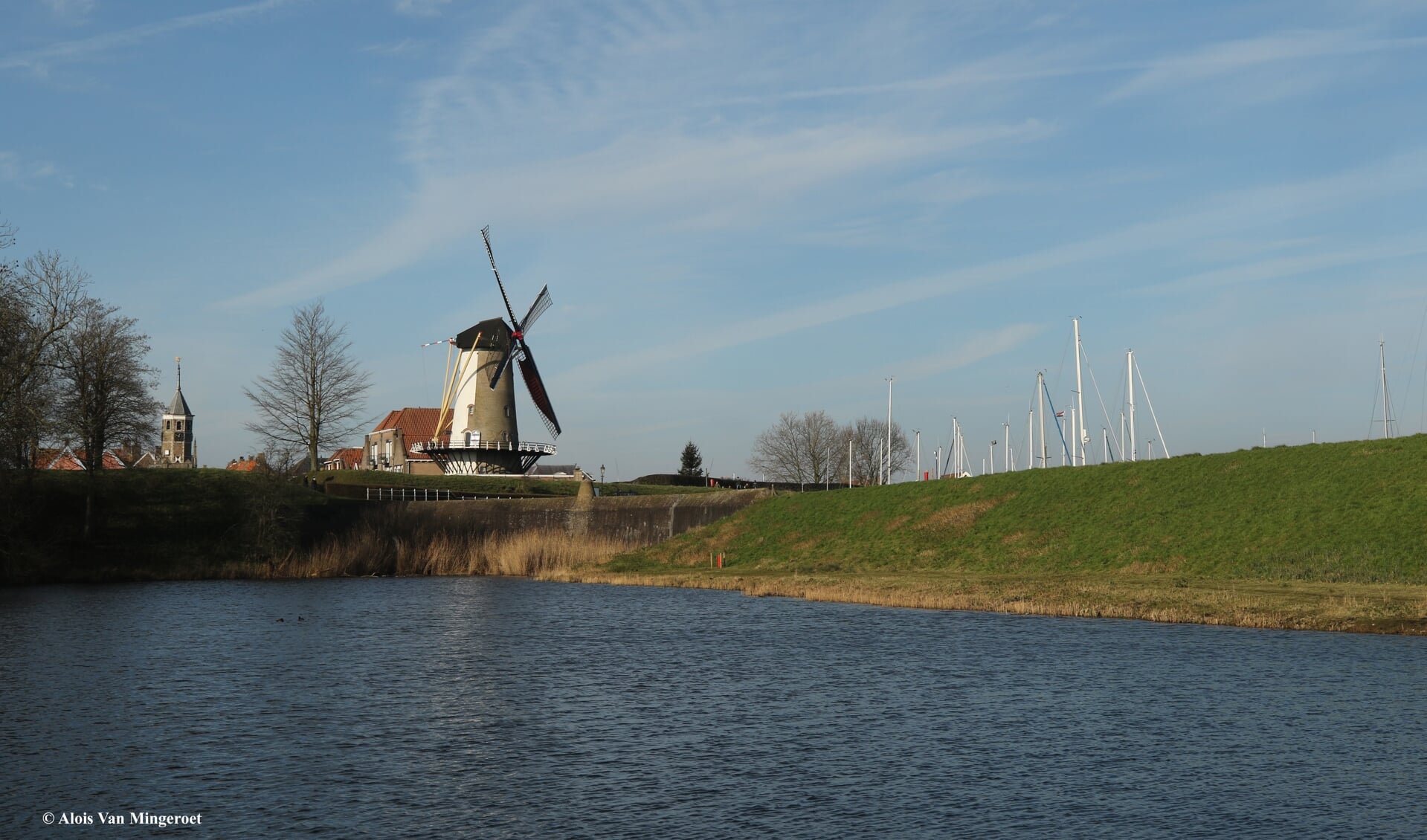 De jachthaven van Willemstad met de molen.