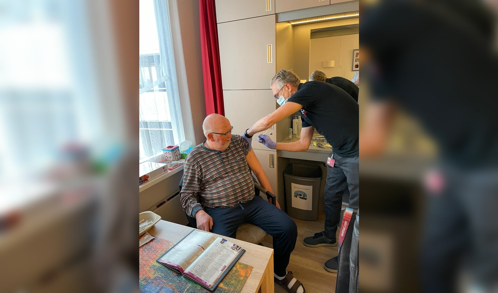 Cor van de Griek vaccineert dhr. Zuijddijk op afdeling De Mooije Staak.