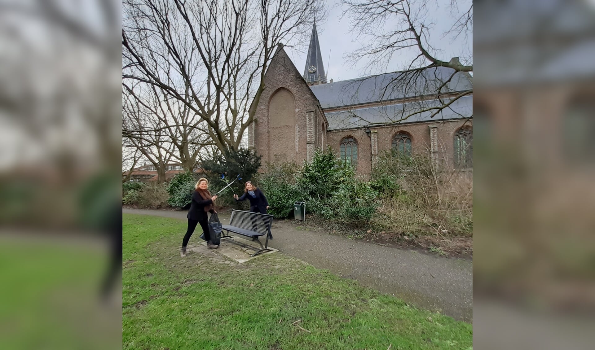 Juliëtte Tews (l) en burgemeester José van Egmond kruisen de degens tegen zwerfvuil.