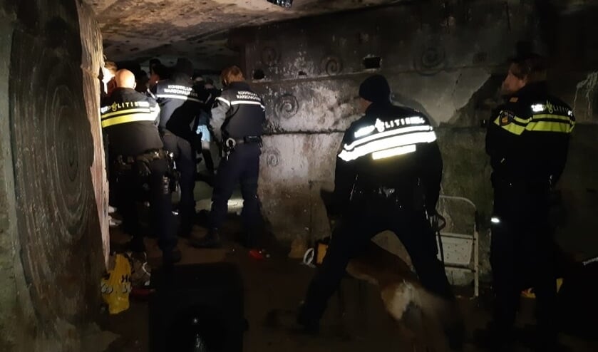 Agenten gaan met politiehonden de bunker in.  