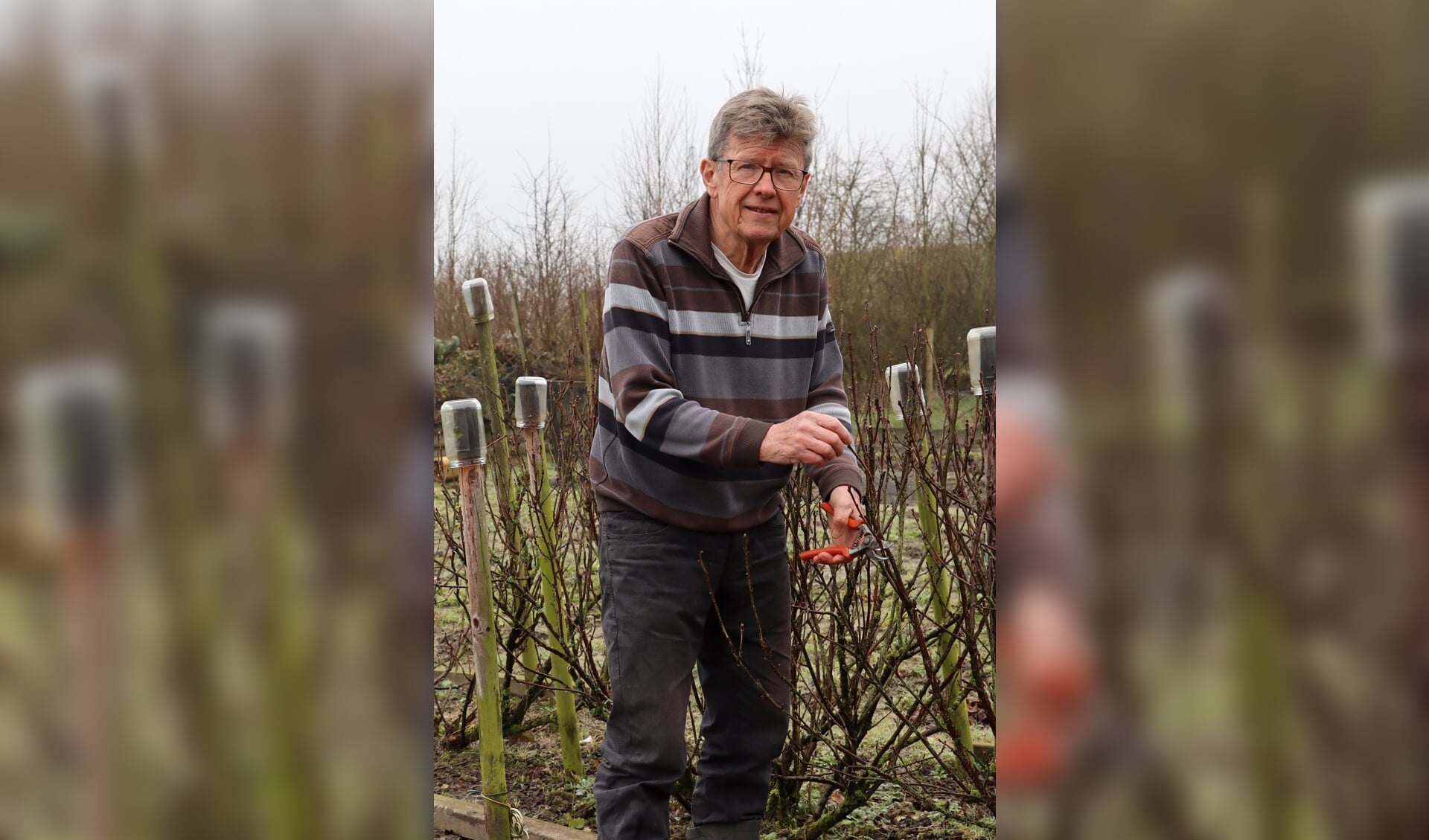 Bram Vervenne uit Wemeldinge is al lekker aan het moestuinieren.